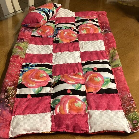 NWT. Hand Crafted Reversible Quilt and Pillow Set - Picture 1 of 7